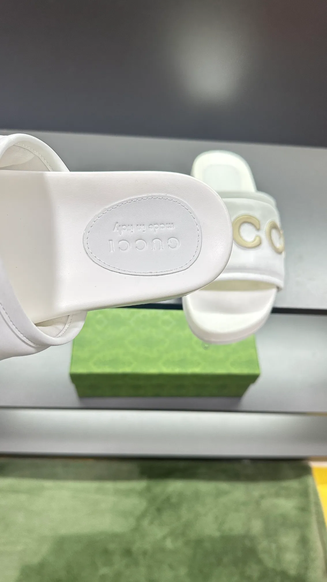 [G Family Couple Style] P: 320💰Female size 36~40 Men's size 39~45, (46. Custom-made GG slippers for men and women. This slipper is made of GG polyester fiber and is decorated with a Gucci label on the front, which adds a striking logo feel to the style. Beige GG recycled polyester fiber, same size for men and women, leather trim